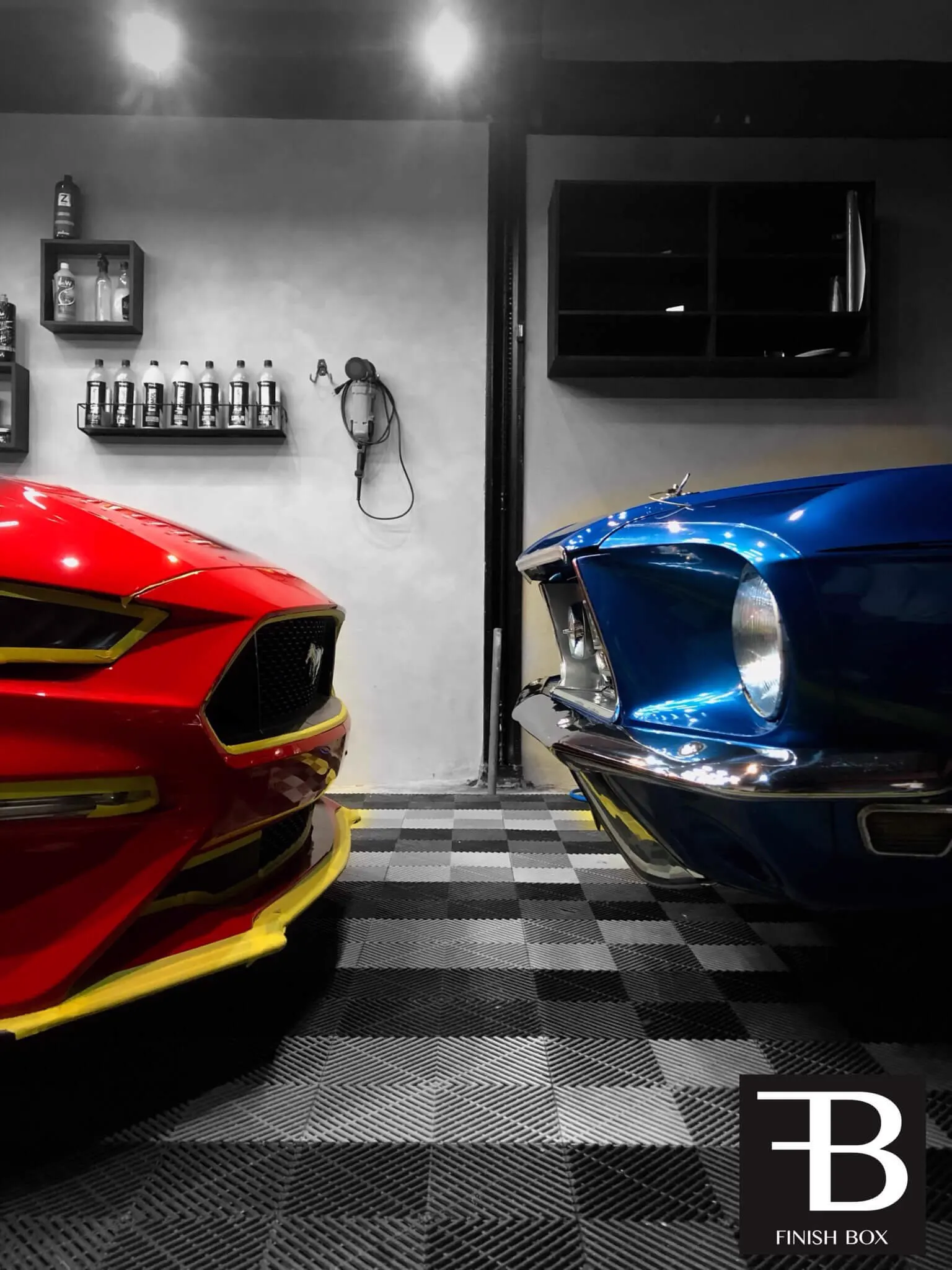 Mustangs GT azul e vermelho no estúdio Finish Box
