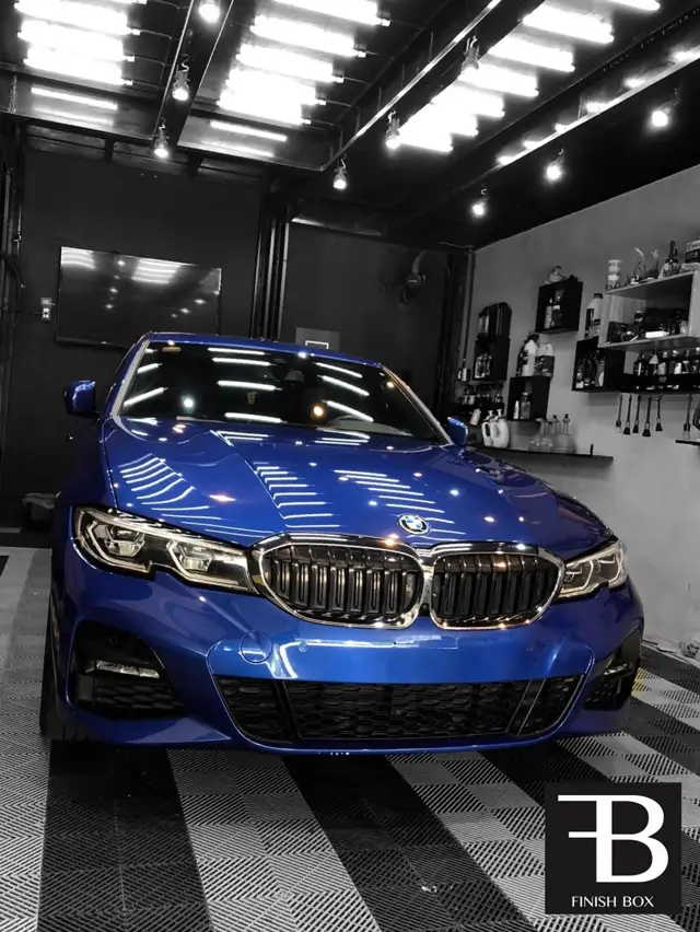 BMW híbrida azul envelopada