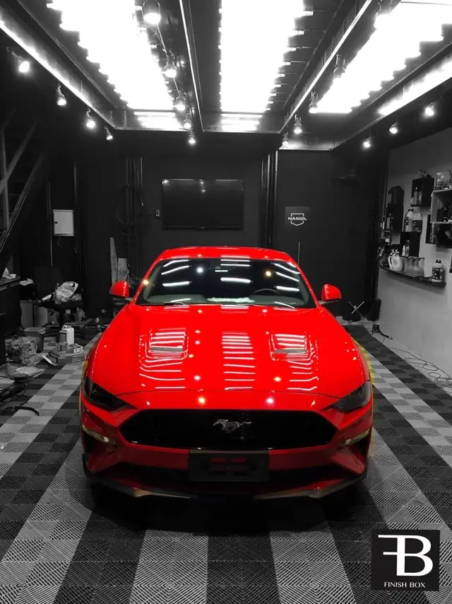 Mustang GT vermelho no estúdio